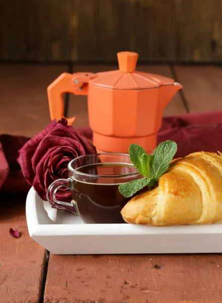 Elegante coffee break ou café da manhã xícara de café e croissant — Fotografia de Stock
