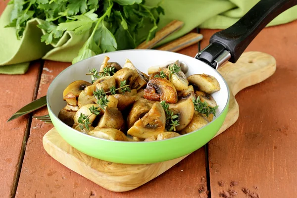 Gebratene Champignon-Pilze mit Thymian in einer Pfanne — Stockfoto