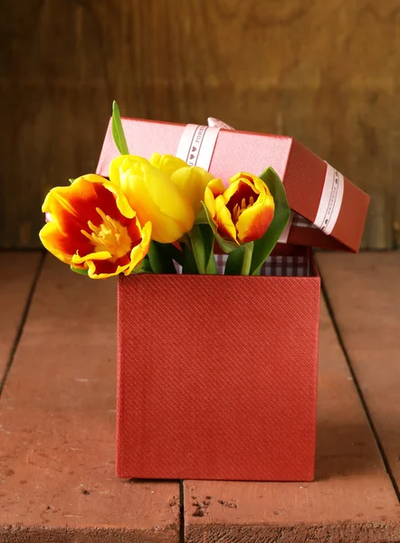 Jarní květiny tulipány na dřevěné pozadí — Stock fotografie