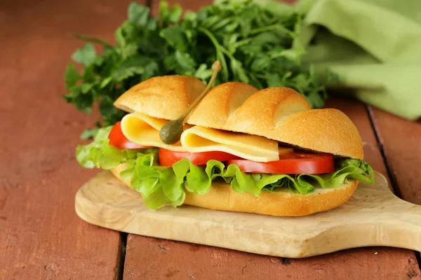 Sanduíche fresco com legumes, salada verde e queijo — Fotografia de Stock
