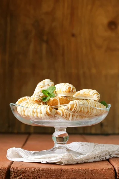 Cookie-uri pentru desert cu ciocolată albă în stand de sticlă — Fotografie, imagine de stoc