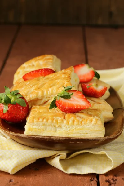 Dessert galettes pâte feuilletée aux fraises sur table en bois — Photo