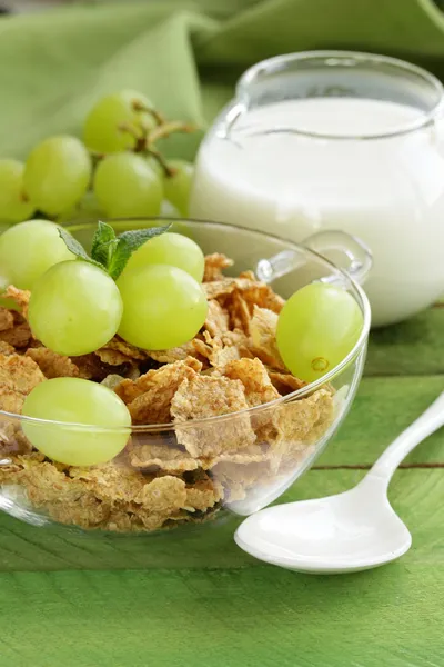 Hälsosam frukost med müsli med mjölk och gröna druvor — Stockfoto