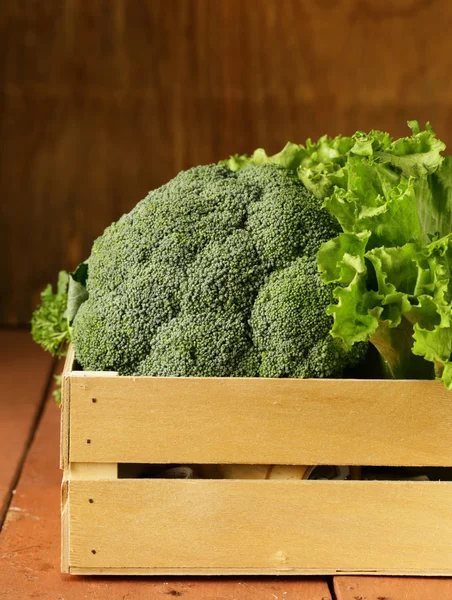 Brokoli lahana ve marul bir ahşap kutu — Stok fotoğraf
