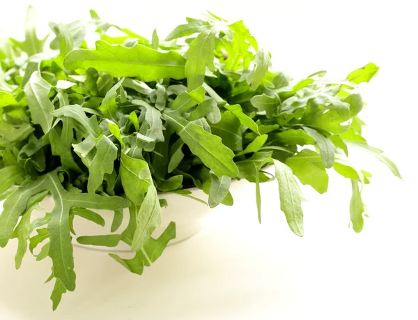 Миска зі свіжим зеленим салатом з руколи — стокове фото
