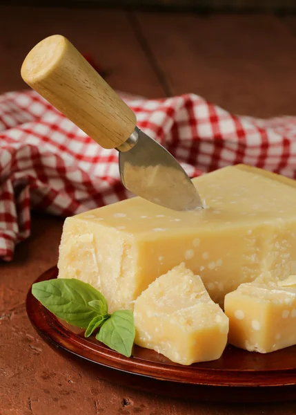 Kus čerstvé chutné tvrdý sýr parmezán — Stock fotografie