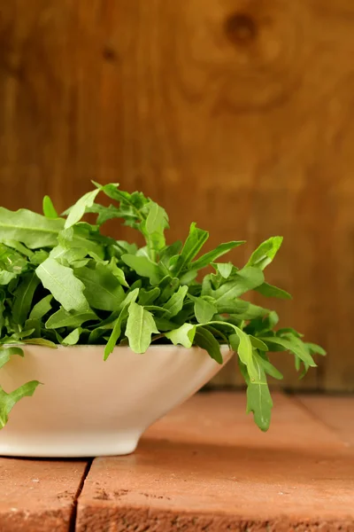 Mísa s čerstvým zeleným salátem rukola — Stock fotografie
