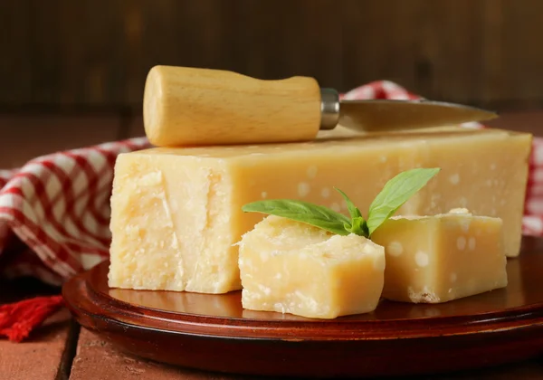 Шматок свіжого смачного твердого пармезанського сиру — стокове фото