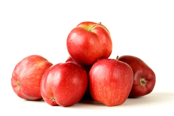 白い背景の上の新鮮な有機熟した赤いリンゴ — ストック写真