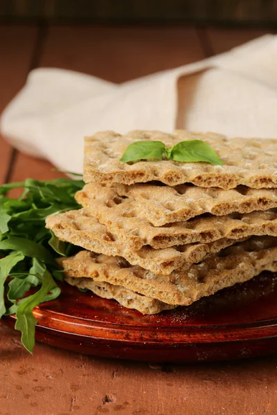 Stack av kosten fullkornsvete knäckebröd - hälsosamt ätande — Stockfoto