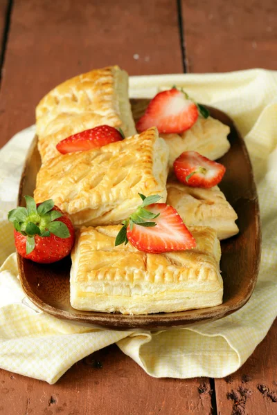 Dessert galettes pâte feuilletée aux fraises sur table en bois — Photo