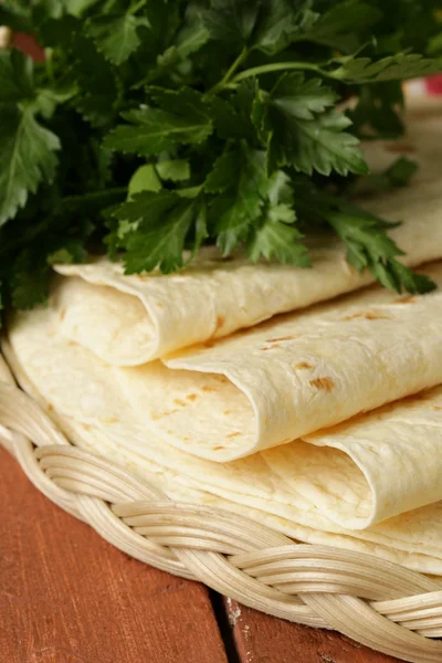 나무 테이블에 만든 통 밀 밀가루 tortillas의 스택 — 스톡 사진