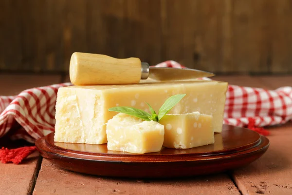 Pedaço de queijo parmesão duro saboroso fresco — Fotografia de Stock