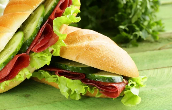 Frisches Sandwich mit geräuchertem Fleisch, Gurken und Salat — Stockfoto