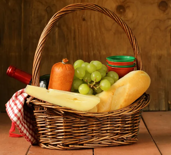 Cesto de piquenique - vinho, fruta, queijo e salsicha — Fotografia de Stock
