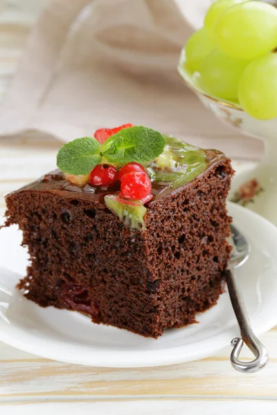 巧克力布朗尼蛋糕装饰着不同种类的水果 — 图库照片