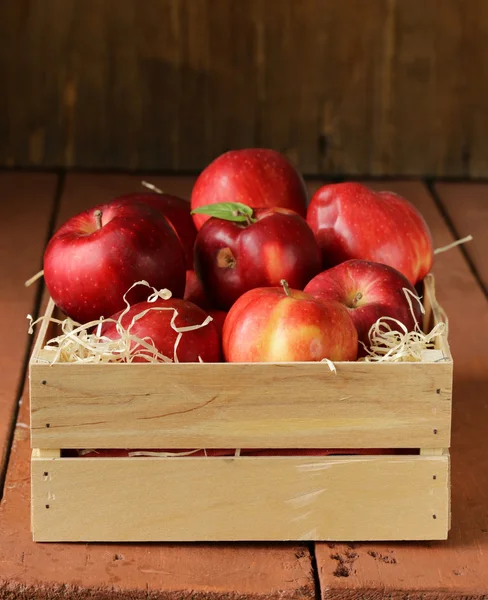 Φρέσκα ώριμα βιολογικά μήλα κόκκινα σε ένα ξύλινο κουτί — Φωτογραφία Αρχείου