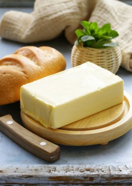 ahşap oyun tahtası kahvaltıda taze tereyağı parçası