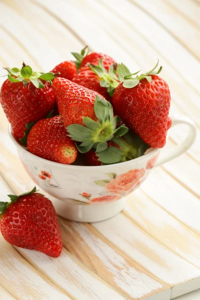 Frische saftige Bio-Erdbeeren auf Holztisch rustikal — Stockfoto