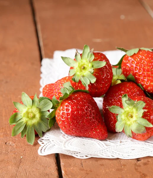 Frische saftige Bio-Erdbeeren auf Holztisch rustikal — Stockfoto
