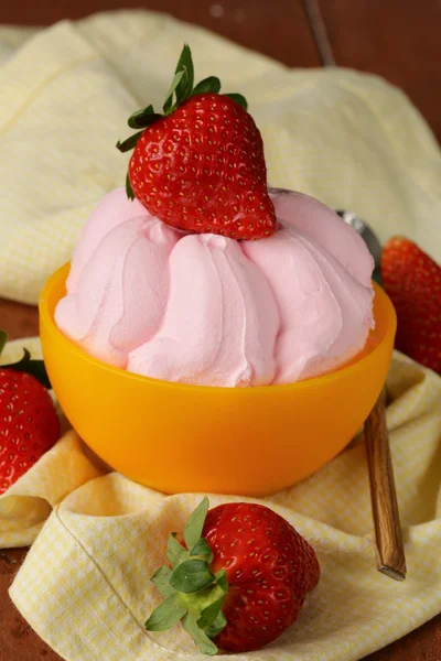 Strawberry ijs geserveerd met verse bessen — Stockfoto
