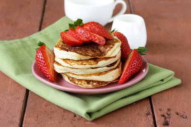 taze çilek ile Kahvaltıda krep