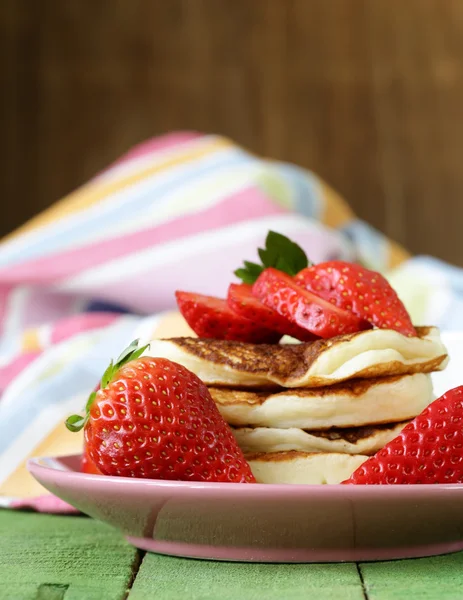 Panquecas para pequeno-almoço com morangos frescos — Fotografia de Stock