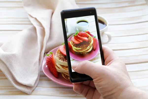 Smartphone skott mat foto - pannkakor till frukost med färska jordgubbar — Stockfoto