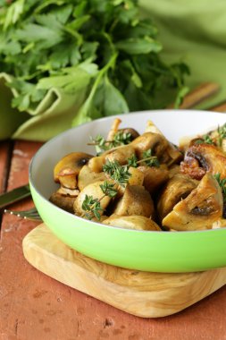 ile kekik bir tavada kızarmış champignon mantar