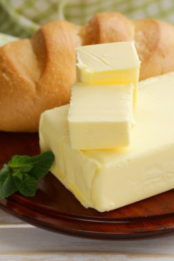 ahşap oyun tahtası kahvaltıda taze tereyağı parçası