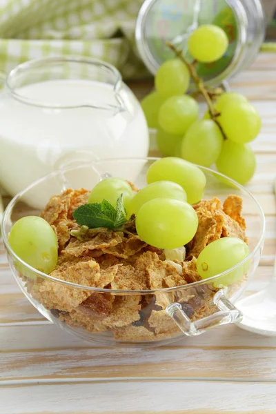 Healthy breakfast of muesli with milk and green grapes — Stock Photo, Image