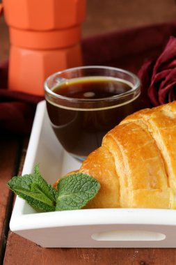 zarif kahve molası ya da kahvaltı fincan kahve ve kruvasan우아한 커피 브레이크 또는 아침 한잔의 커피와 크로