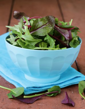 bir kasede salata (roka, buzdağı, kırmızı pancar)