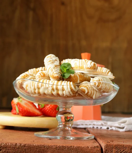 Cookies for dessert with white chocolate in glass stand — Stock Photo, Image