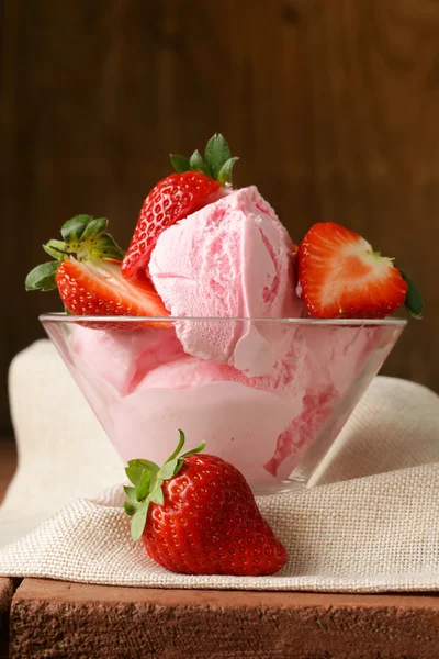 Клубничное мороженое со свежими ягодами — стоковое фото