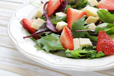 gurme taze çilek ve peynir salatası