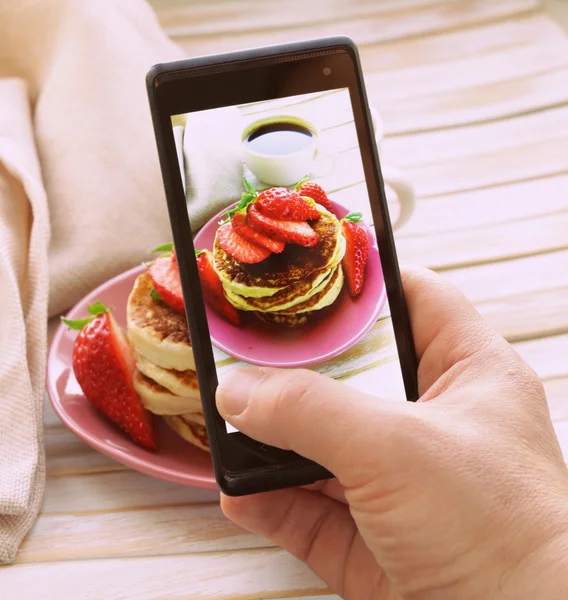 Foto de comida tomada Smartphone - panqueques para el desayuno con fresas frescas — Foto de Stock