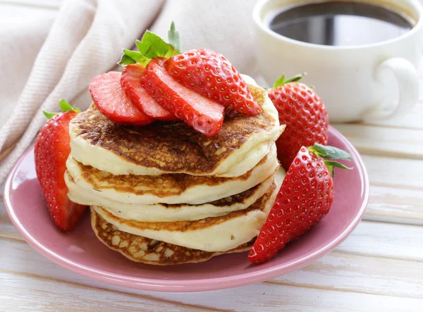 Crêpes pour le petit déjeuner aux fraises fraîches — Photo