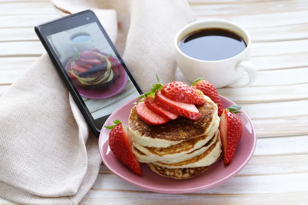 Smartphone strzał żywności zdjęcie - naleśniki na śniadanie ze świeżych truskawek — Zdjęcie stockowe