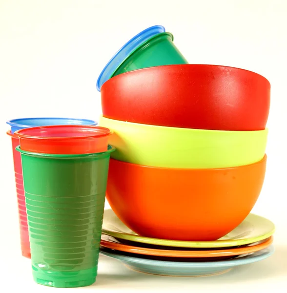 Louça de mesa de plástico colorido (copos, tigelas, pratos ) — Fotografia de Stock