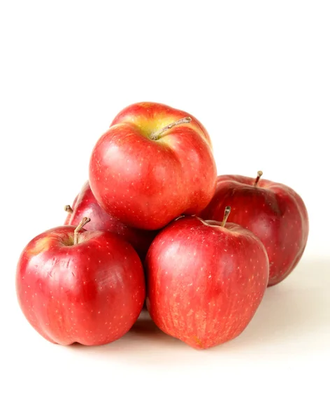 Manzanas rojas maduras orgánicas frescas sobre un fondo blanco — Foto de Stock