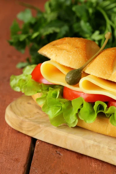 Свежий сэндвич с овощами, зеленым салатом и сыром — стоковое фото