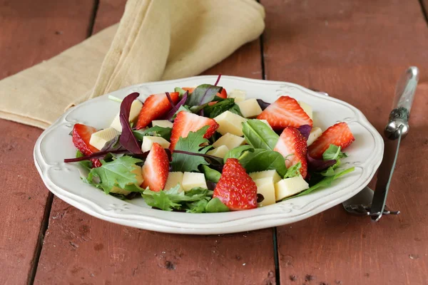 Gastronomische salade met verse aardbeien en kaas — Stockfoto