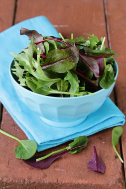 bir kasede salata (roka, buzdağı, kırmızı pancar)