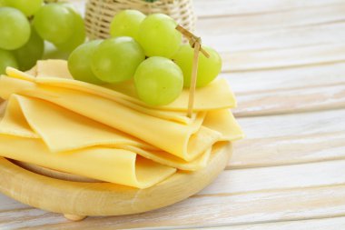 peynir bir ahşap tahta üzerinde Yeşil üzüm ile görev yaptı.