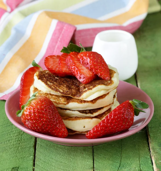 Panqueques para el desayuno con fresas frescas —  Fotos de Stock