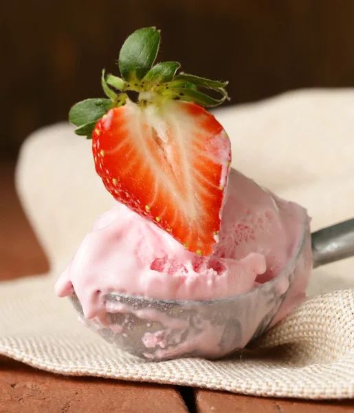 Полуничне морозиво подається зі свіжими ягодами — стокове фото