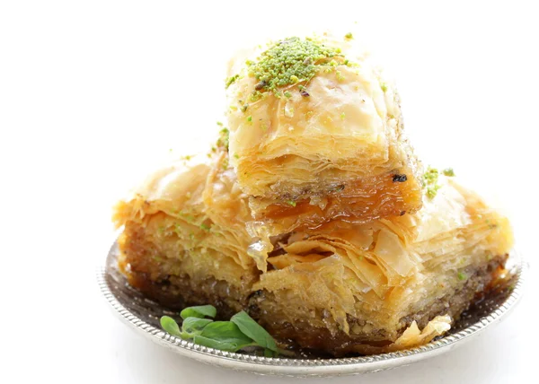 Turecký arabský dezert baklava s medem a ořechy na stříbrném talíři — Stock fotografie