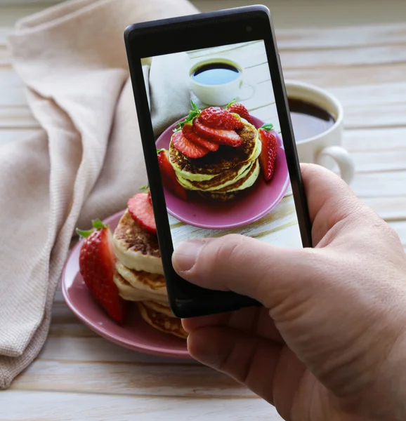 Foto de comida tomada Smartphone - panqueques para el desayuno con fresas frescas — Foto de Stock