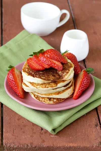 Pancakes for breakfast with fresh strawberries — Stock Photo, Image